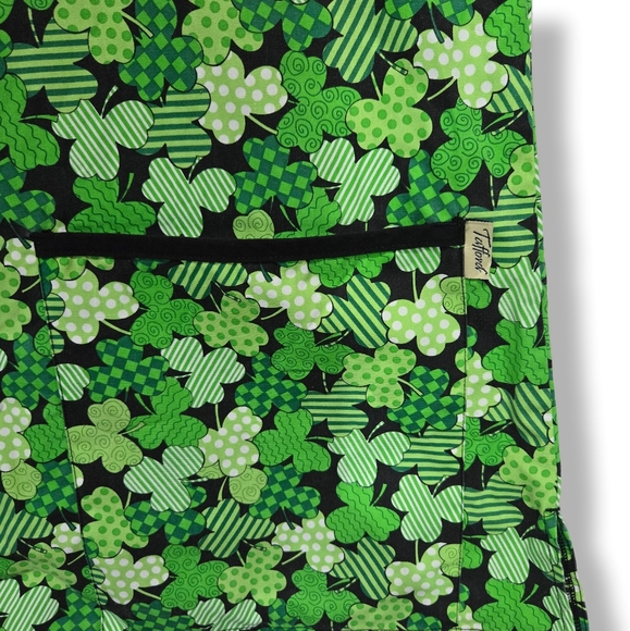 Tafford Green St Patricks Day Scrub Top Size Womens Medium Front Pockets - Picture 4 of 8